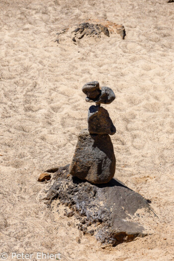 Strandkunst  Costa Teguise Canarias Spanien by Peter Ehlert in LanzarotePlayaCucharas