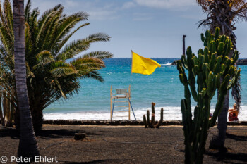 Gelbe Flagge an Wasserwachtstuhl  Costa Teguise Canarias Spanien by Peter Ehlert in LanzarotePlayaCucharas