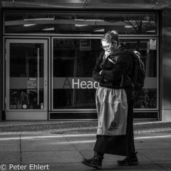 Bedienung auf dem Weg zur Arbeit  München Bayern Deutschland by Peter Ehlert in WiesnWorkshop2018