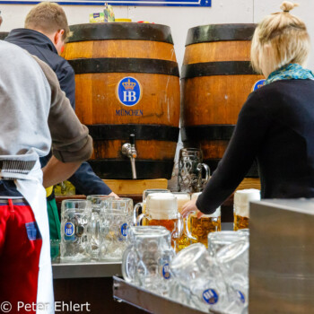 Getränkeausgabe  München Bayern Deutschland by Peter Ehlert in WiesnWorkshop2018