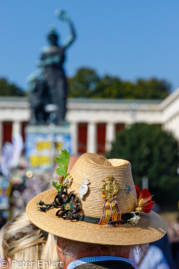 Strohhut vor Bavaria  München Bayern Deutschland by Peter Ehlert in WiesnWorkshop2018