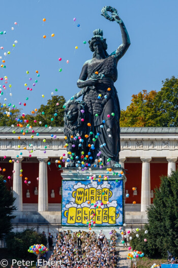 Luftballons vor Bavaria  München Bayern Deutschland by Peter Ehlert in WiesnWorkshop2018