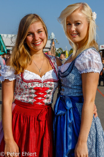 Zwei Wies'nbesucherinnen  München Bayern Deutschland by Peter Ehlert in WiesnWorkshop2018