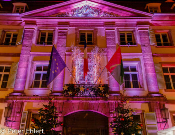 Geschmückte Polizeibehörde  Colmar Département Haut-Rhin Frankreich by Peter Ehlert in Elsass-Winter