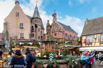 Brunnen mit Kirche  Eguisheim Département Haut-Rhin Frankreich by Peter Ehlert in Elsass-Winter