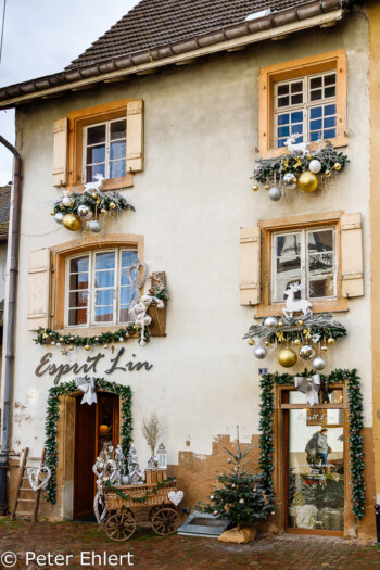 Hausdekoration  Eguisheim Département Haut-Rhin Frankreich by Peter Ehlert in Elsass-Winter