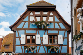 Fachwerkhaus mit Dekoration  Eguisheim Département Haut-Rhin Frankreich by Peter Ehlert in Elsass-Winter