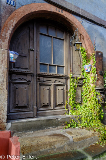 Alter Hauseingang  Eguisheim Département Haut-Rhin Frankreich by Peter Ehlert in Elsass-Winter