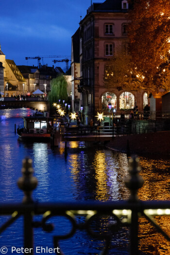 Ufer der Ill mit Lichtern  Straßburg Département Bas-Rhin Frankreich by Peter Ehlert in Elsass-Winter