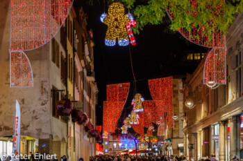 Lichterschmuck, Mänele, Vorhänge, blauer Baum  Straßburg Département Bas-Rhin Frankreich by Peter Ehlert in Elsass-Winter