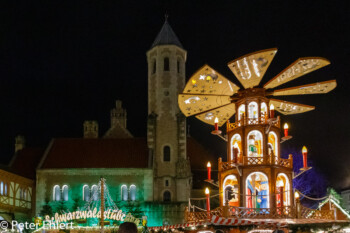 Karussel vor Dom  Braunschweig Niedersachsen Deutschland by Peter Ehlert in Weihnachtsmarkt