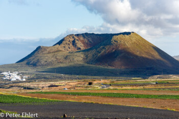 Vulkan mit Feldern  Haría Canarias Spanien by Peter Ehlert in LanzaroteMirador