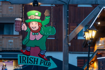 Irish Pub Schild  Les Gets Département Haute-Savoie Frankreich by Peter Ehlert in Ski_LesGets