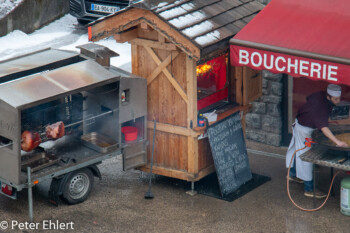 Metzger mit Aussengrill  Les Gets Département Haute-Savoie Frankreich by Peter Ehlert in Ski_LesGets