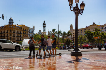 Jugendliche mit Scooter  Valencia Provinz Valencia Spanien by Lara Ehlert in Valencia_Rathaus_Hauptpost