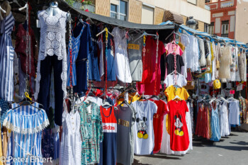 Bekleidungsmarktstand  Valencia Provinz Valencia Spanien by Peter Ehlert in Valencia_Cabanyal