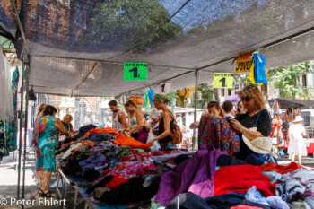 Marktstand mit Bekleidung  Valencia Provinz Valencia Spanien by Peter Ehlert in Valencia_mercat_central