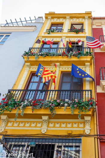 Haus mit Flaggen  Valencia Provinz Valencia Spanien by Lara Ehlert in Valencia_Stadtrundgang
