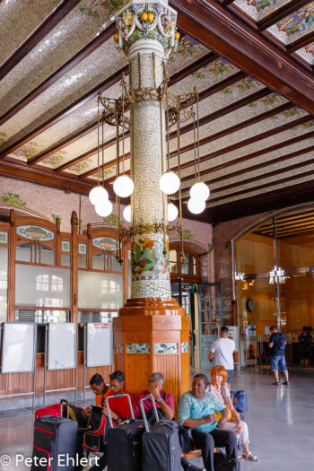 Sitzsäule im Warteberich  Valencia Provinz Valencia Spanien by Peter Ehlert in Valencia_Nordbahnhof