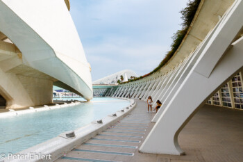 Mädchen in den Arkadem  Valencia Provinz Valencia Spanien by Peter Ehlert in Valencia_Arts i Ciences