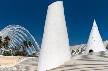 Mosaiktürme vor Umbracle  Valencia Provinz Valencia Spanien by Peter Ehlert in Valencia_Arts i Ciences