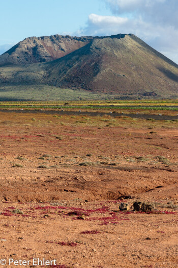 Rote Erde mit Vulkan  Haría Canarias Spanien by Peter Ehlert in LanzaroteInsel