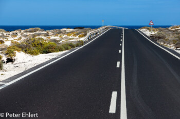 Straße zum Meer  Haría Kanarische Inseln Spanien by Peter Ehlert in LanzaroteInsel