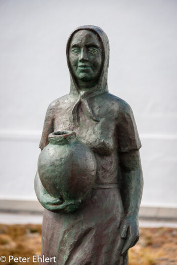 Bäuerin Skulptur  Teguise Kanarische Inseln Spanien by Peter Ehlert in LanzaroteTeguise