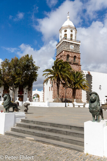 Löwe mit Kirchturm  Teguise Kanarische Inseln Spanien by Peter Ehlert in LanzaroteTeguise