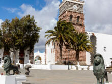 Löwe mit Kirchturm  Teguise Kanarische Inseln Spanien by Peter Ehlert in LanzaroteTeguise