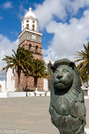 Löwe mit Kirchturm  Teguise Kanarische Inseln Spanien by Peter Ehlert in LanzaroteTeguise