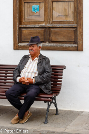 Mann auf Bank  Teguise Kanarische Inseln Spanien by Lara Ehlert in LanzaroteTeguise