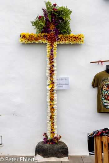 Kreuz mit Blumen  Teguise Kanarische Inseln Spanien by Peter Ehlert in LanzaroteTeguise