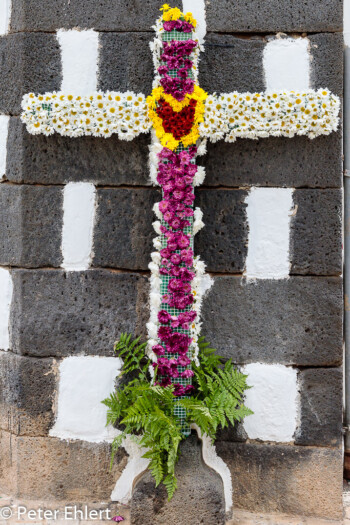 Kreuz mit Blumen  Teguise Kanarische Inseln Spanien by Peter Ehlert in LanzaroteTeguise