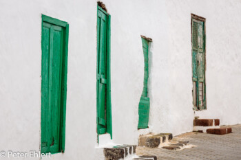 GrüneTüren  Teguise Kanarische Inseln Spanien by Peter Ehlert in LanzaroteTeguise