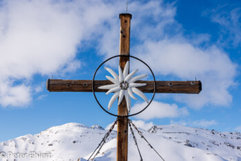 Gipfelkreuz mit Edelweiss an Bergstation Tux 150  Schwendau Tirol Österreich by Peter Ehlert in ZillerLanersbach