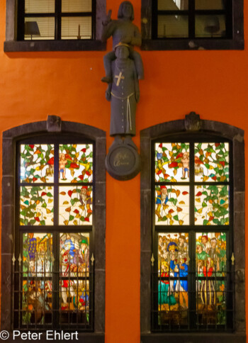 Glasfenster und Skulptur   Köln Nordrhein-Westfalen Deutschland by Peter Ehlert in Köln_Kneipen