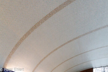 Dgeschwungene Decke  Köln Nordrhein-Westfalen Deutschland by Peter Ehlert in Köln_Bahnhof