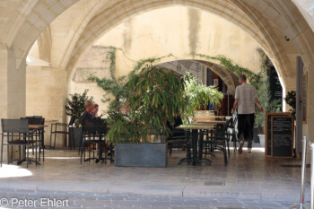 Restaurant unter Arkade  Uzès Gard Frankreich by Peter Ehlert in Uzès