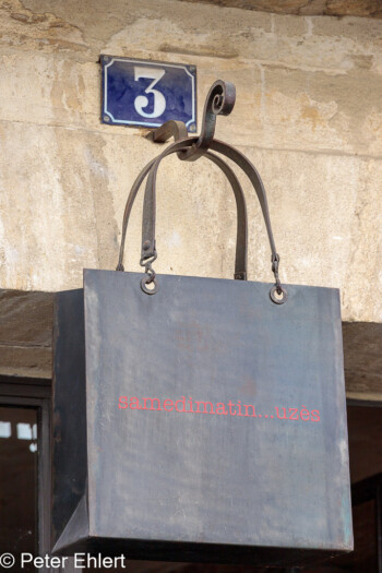 Schild einer Boutique  Uzès Gard Frankreich by Peter Ehlert in Uzès