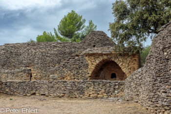 Siedlung  Gordes Département Vaucluse Frankreich by Peter Ehlert in Luberon__Gordes