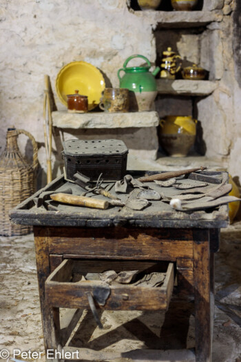 Werkstatt und Wohnraum  Gordes Département Vaucluse Frankreich by Peter Ehlert in Luberon__Gordes