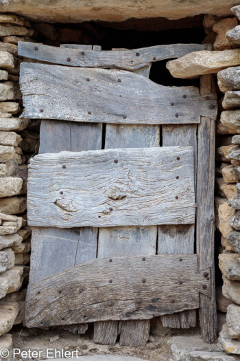 Fensterladen  Gordes Département Vaucluse Frankreich by Peter Ehlert in Luberon__Gordes