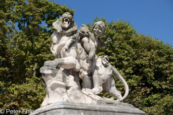 Tor Figuren  Montpellier Département Hérault Frankreich by Peter Ehlert in Montpellier-Peyrou