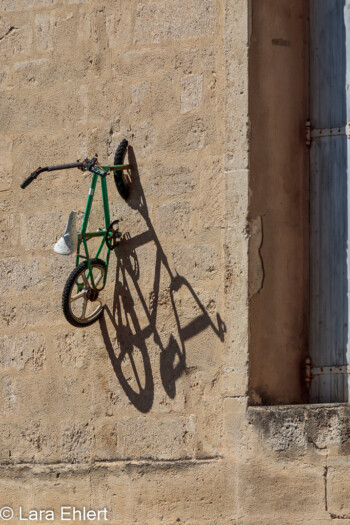 Fahrad in Hauswand  Montpellier Département Hérault Frankreich by Lara Ehlert in Montpellier