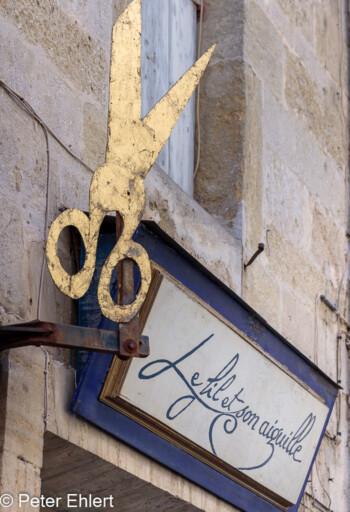 Schere und Schild  Montpellier Département Hérault Frankreich by Peter Ehlert in Montpellier