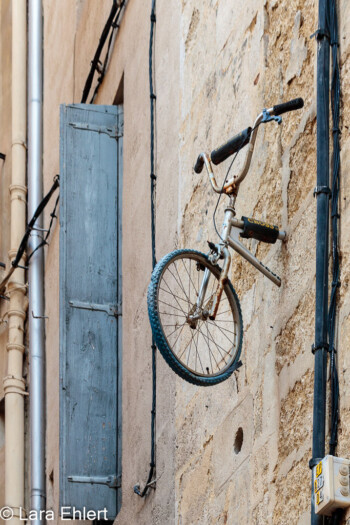 BMX Rad in der Fassade  Montpellier Département Hérault Frankreich by Lara Ehlert in Montpellier