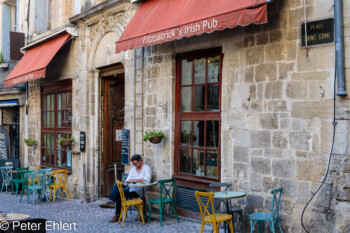 Bunte Stühle vor Irish Pub  Montpellier Département Hérault Frankreich by Peter Ehlert in Montpellier