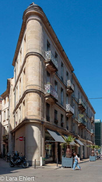 Spitzes Haus  Nîmes Gard Frankreich by Lara Ehlert in Nimes