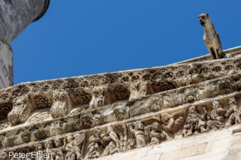 Giebel an der Katehdrale  Nîmes Gard Frankreich by Peter Ehlert in Nimes